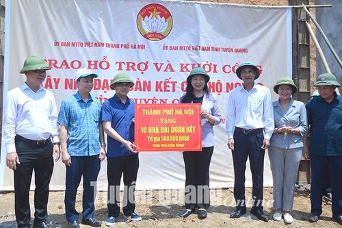 Ủy ban MTTQ thành phố Hà Nội hỗ trợ Tuyên Quang 500 triệu đồng làm nhà hộ nghèo