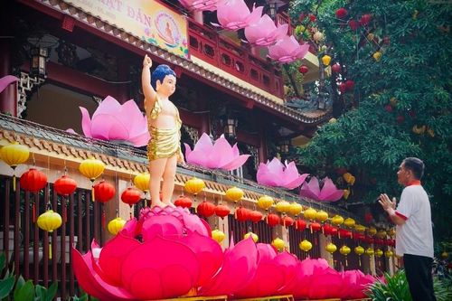 Phật tử TP.HCM hân hoan đón mừng Phật đản ở ngôi chùa bên bờ kênh Nhiêu Lộc