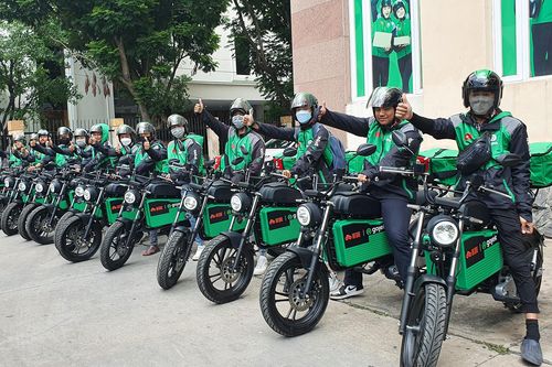 Dat Bike 'bắt tay' Gojek thí điểm giao hàng, chở khách bằng xe máy điện