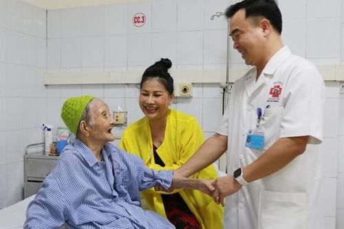 Thay khớp háng nhân tạo cho cụ bà 107 tuổi ở bệnh viện tuyến tỉnh