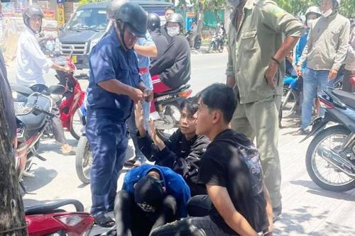 Ngăn nhặn 2 nhóm 'trẻ trâu' xách hung khí đi giải quyết mâu thuẫn