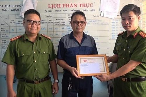 Tặng thư khen cho 2 công dân không tham của rơi