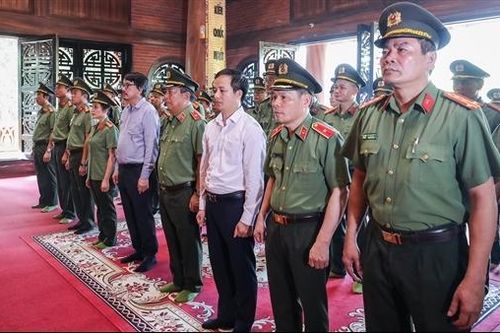 Cục Truyền thông CAND dâng hương tưởng niệm Chủ tịch Hồ Chí Minh