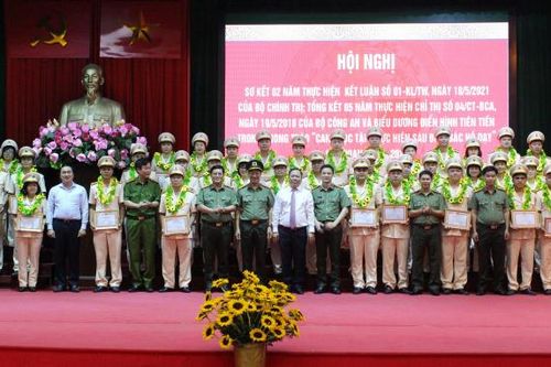 Công an tỉnh Hòa Bình biểu dương 75 điển hình tiên tiến