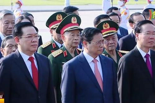 Lãnh đạo Đảng, Nhà nước và TP Hà Nội vào Lăng viếng Bác