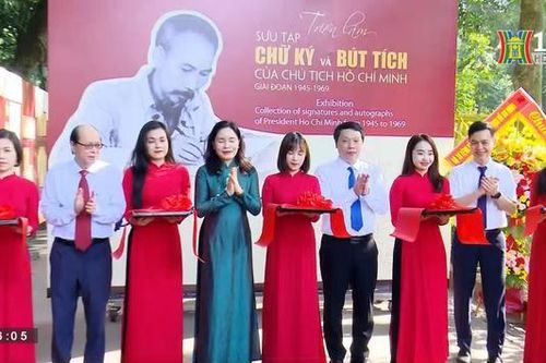 Khai mạc triển lãm chữ ký và bút tích của Bác Hồ