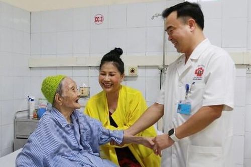 Thay khớp háng thành công cho cụ bà 107 tuổi