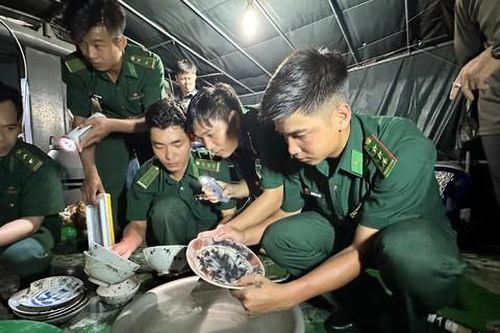 Quảng Ngãi: Tạm giữ nhiều đồ gốm nghi là cổ vật do ngư dân khai thác trái phép