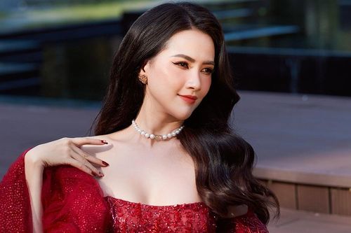 Hoa hậu Phan Thị Mơ vật vã với bệnh đau dạ dày