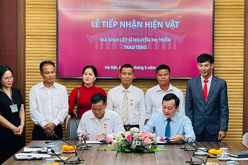 Bảo tàng Hồ Chí Minh tiếp nhận hiện vật quý về Bác Hồ