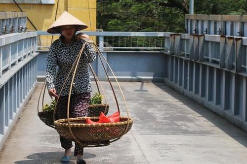 Muôn kiểu tránh nắng của người dân Thủ đô những ngày nóng như 'đổ lửa'
