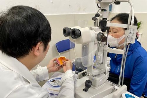 Phaco khúc xạ điều trị cận thị cho người bệnh đục thủy tinh thể
