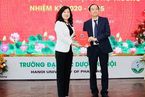 Trao quyết định công nhận Chủ tịch Hội đồng trường ĐH Dược Hà Nội