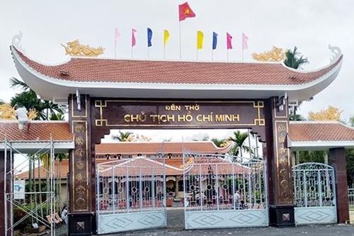 Viếng đền thờ Bác Hồ ở Châu Thới