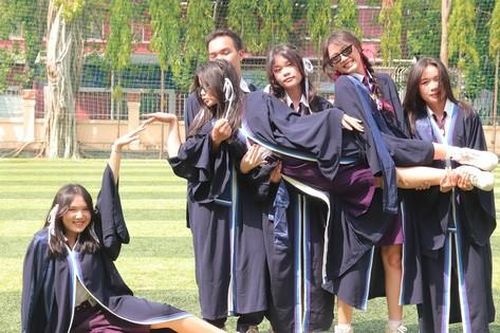 Teen THPT Nguyễn Thị Minh Khai khoe dáng tốt nghiệp trong bộ áo thụng 'độc quyền'