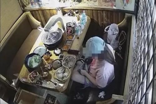 Cô gái lén cho thức ăn ở nhà hàng buffet vào túi mang về, bị phạt số tiền lớn