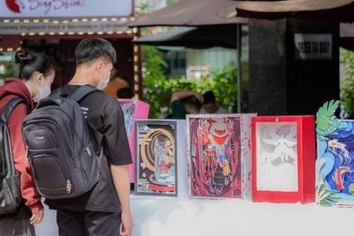 Sinh viên TP.HCM tỉ mẩn làm sản phẩm cắt giấy, tái hiện muôn mảnh ghép đời thường