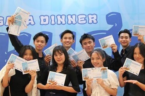 TP.HCM: Teen THPT Nguyễn Thị Minh Khai khóc và cười trong tiệc tốt nghiệp