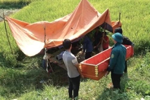 Lật máy gặt lúa, người đàn ông tử vong thương tâm