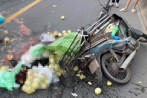 Hà Nội: Va chạm với ô tô tải, người phụ nữ bán ổi tử vong thương tâm