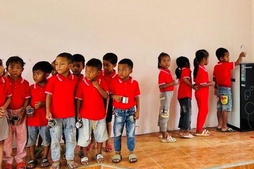 Lâm Đồng: Tặng máy lọc nước cho 6 trường học trên địa bàn huyện Đam Rông