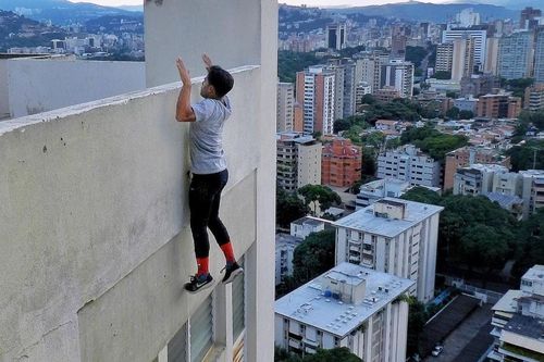 Hiện tượng mạng bị chỉ trích vì nhào lộn trên nhà cao tầng