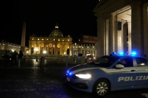 Người đàn ông điều khiển xe húc vào cổng Thành Vatican