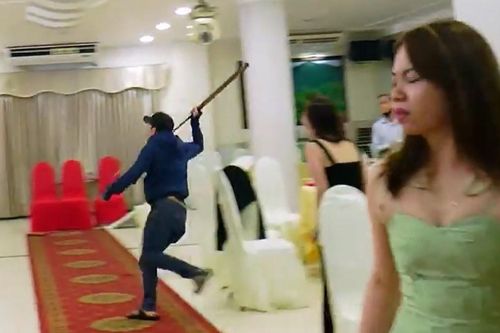 Hai nhóm người đuổi đánh trong nhà hàng tiệc cưới ở TP.HCM