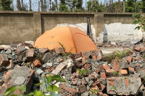 Dựng lều sống ở bãi rác vì thất nghiệp, không muốn đi làm