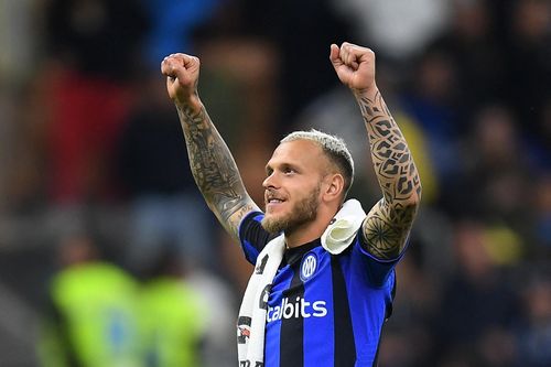 Hậu vệ Inter bị CĐV Milan dọa đánh sau màn ăn mừng khiêu khích