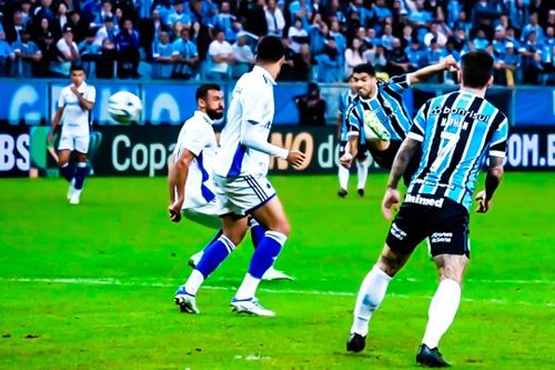 Siêu phẩm má ngoài của Luis Suarez ở tuổi 36