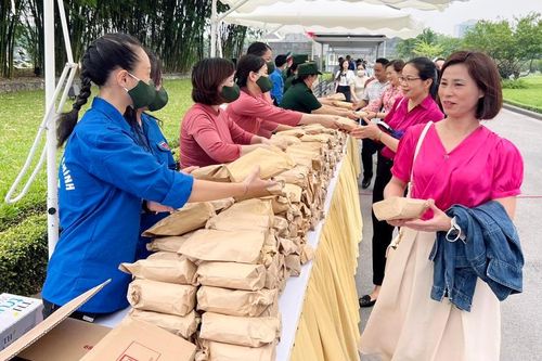 Tặng quà cho đồng bào du khách vào Lăng viếng Bác