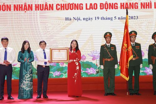 Trường Lê Duẩn lần thứ 2 đón nhận Huân chương Lao động hạng Nhì