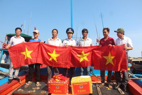 Tặng 1.000 lá cờ Tổ quốc cho bà con ngư dân đảo Lý Sơn