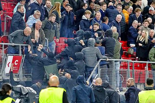 Sốc trước cảnh người nhà cầu thủ West Ham bị CĐV côn đồ AZ Alkmaar tấn công