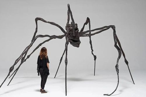 Tác phẩm điêu khắc của nữ nghệ sĩ Louise Bourgeois phá kỷ lục đấu giá