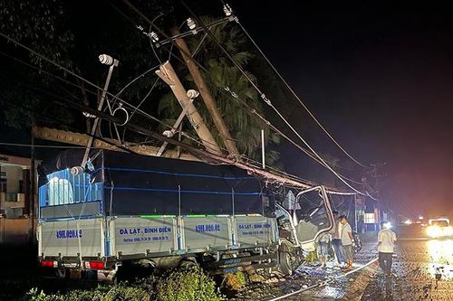 Xe tải tông gãy hai trụ điện, hơn 8.600 hộ dân mất điện