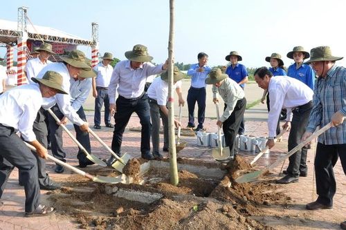 Trồng cây đời đời nhớ ơn Bác Hồ