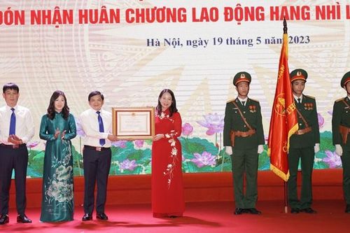 Trường Lê Duẩn lần thứ 2 đón nhận Huân chương Lao động hạng Nhì
