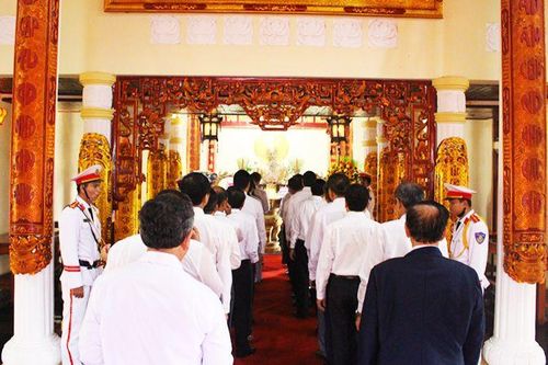 Hậu Giang dâng hoa viếng Bác và trao Huy hiệu Đảng cho đảng viên cao niên tuổi Đảng