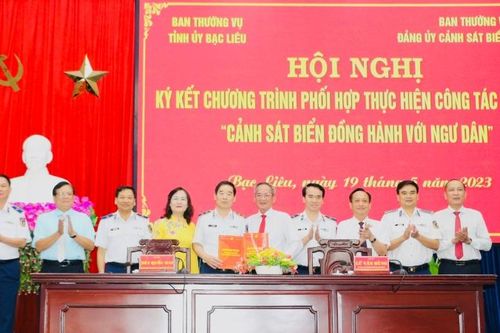 Cảnh sát biển đồng hành cùng ngư dân Bạc Liêu