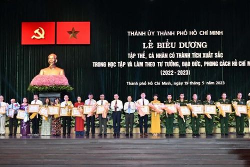 Thành phố Hồ Chí Minh tuyên dương 302 gương tập thể, cá nhân học tập và làm theo Bác Hồ