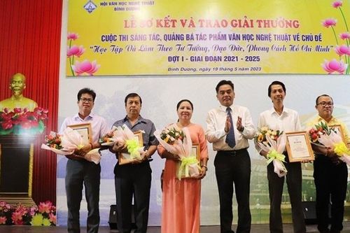Trao giải cuộc thi sáng tác tác phẩm văn học nghệ thuật với chủ đề học tập và làm theo Bác Hồ
