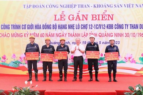 Gắn biển công trình chào mừng kỷ niệm 60 năm Ngày thành lập tỉnh Quảng Ninh