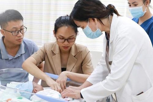 Sửa chữa trái tim bị lỗi nhịp cho bé trai 6 ngày tuổi