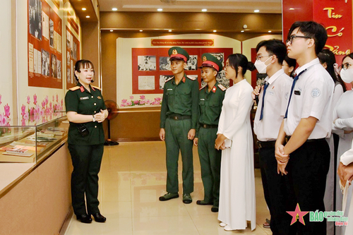 Học tập và làm theo phong cách diễn đạt Hồ Chí Minh