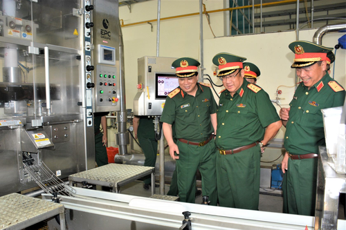 Thượng tướng Phạm Hoài Nam làm việc tại Nhà máy Z121