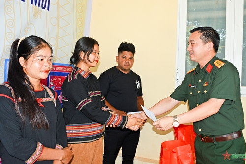 Công ty 715 tặng quà tri ân công nhân, người lao động