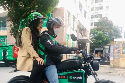 Gojek Việt Nam hợp tác với Dat Bike thí điểm vận chuyển hành khách bằng xe máy điện