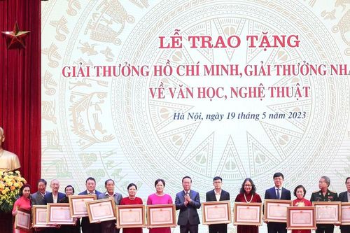 Tổ quốc và nhân dân đang rất cần sự dấn thân và lòng dũng cảm của văn nghệ sĩ